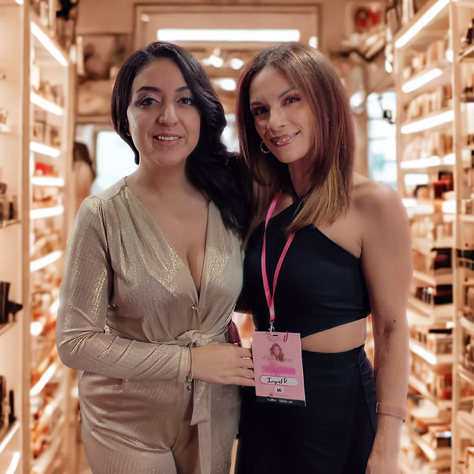Ingrid Pérez junto a la artista del maquillaje Andrea Cano