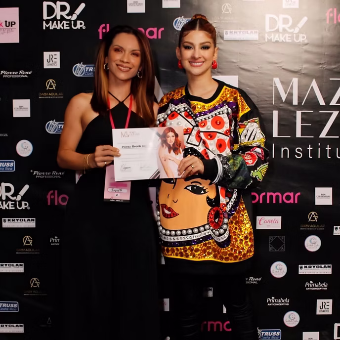Ingrid Pérez junto a la artista del maquillaje Mariana Zambrano