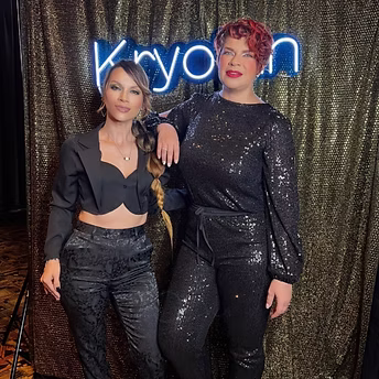 Ingrid Pérez junto a la artista del maquillaje Mariana Zambrano